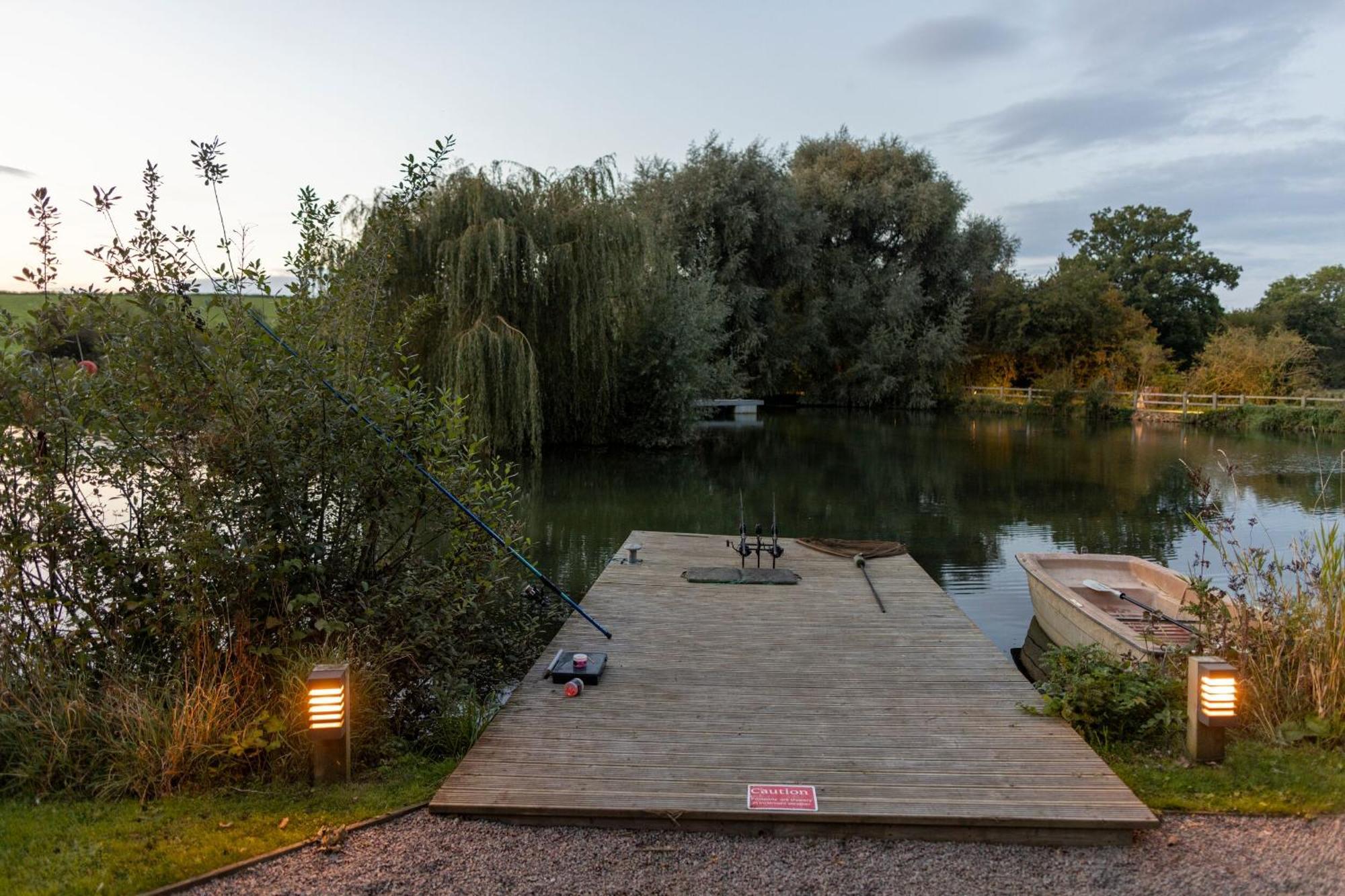 Willow Lodge At Bridge Lake Farm & Fishery Банбери Экстерьер фото