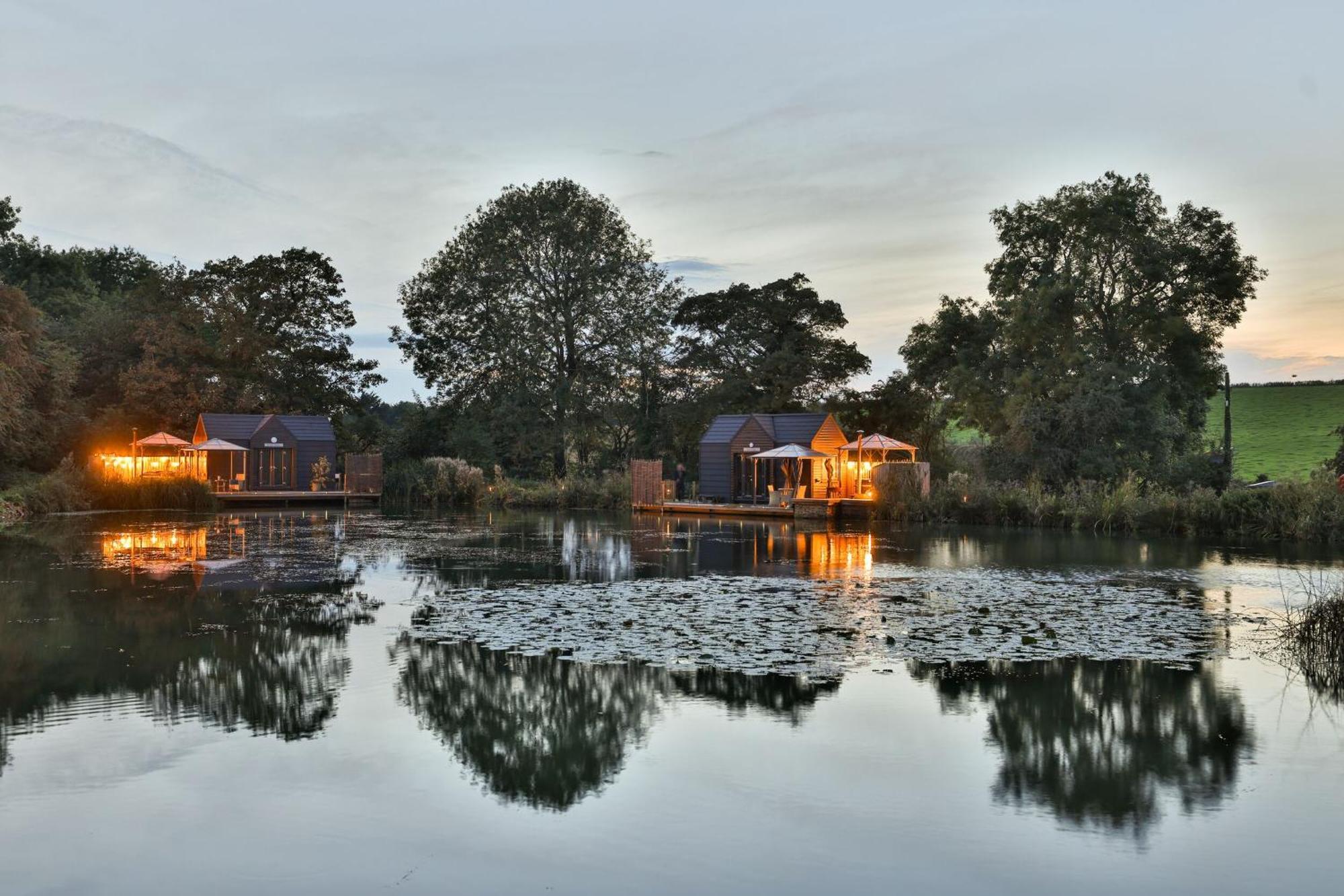 Willow Lodge At Bridge Lake Farm & Fishery Банбери Экстерьер фото