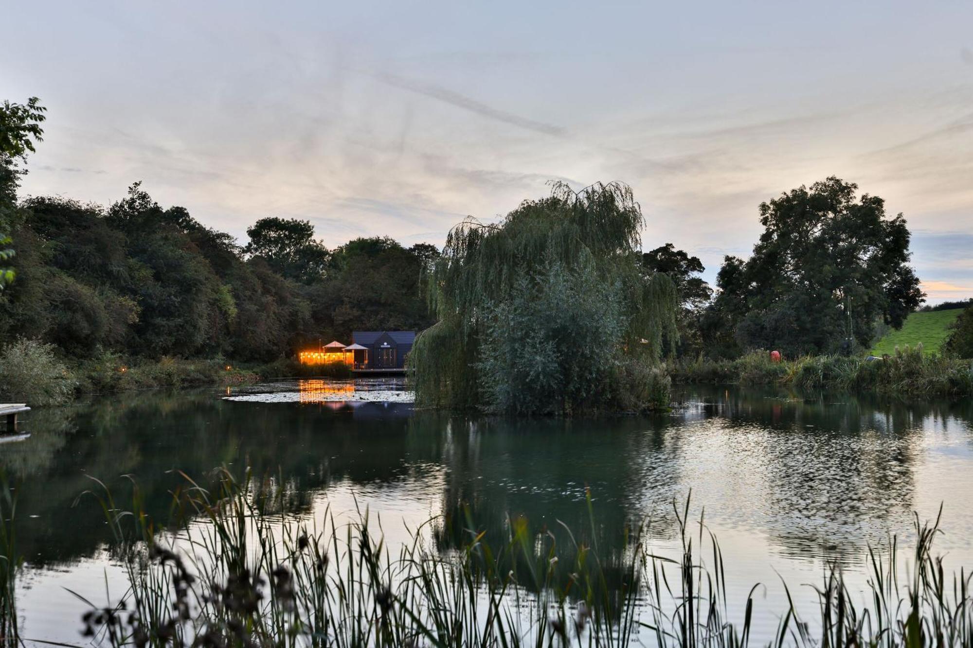 Willow Lodge At Bridge Lake Farm & Fishery Банбери Экстерьер фото